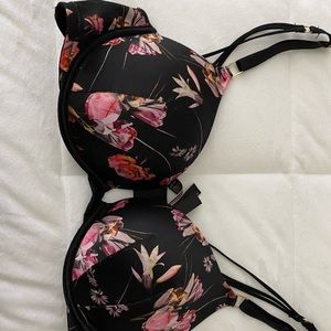 Victoria’s Secret very sexy bra 34D